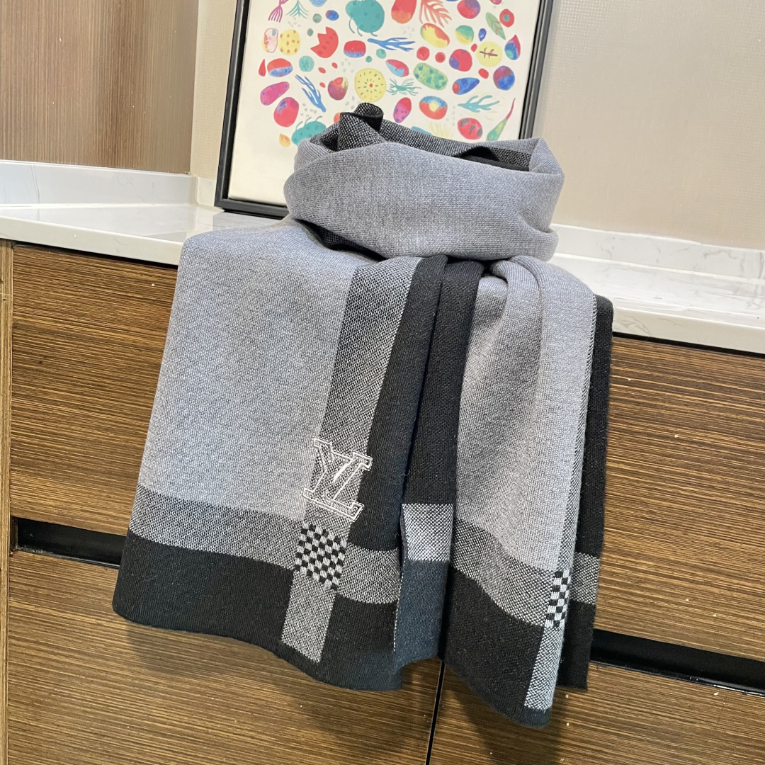 LV同步专柜，高端羊绒针织围巾！】可正式，可随意，这款织法比较难，又很费纱线，双面拼色！工艺难度非常大！