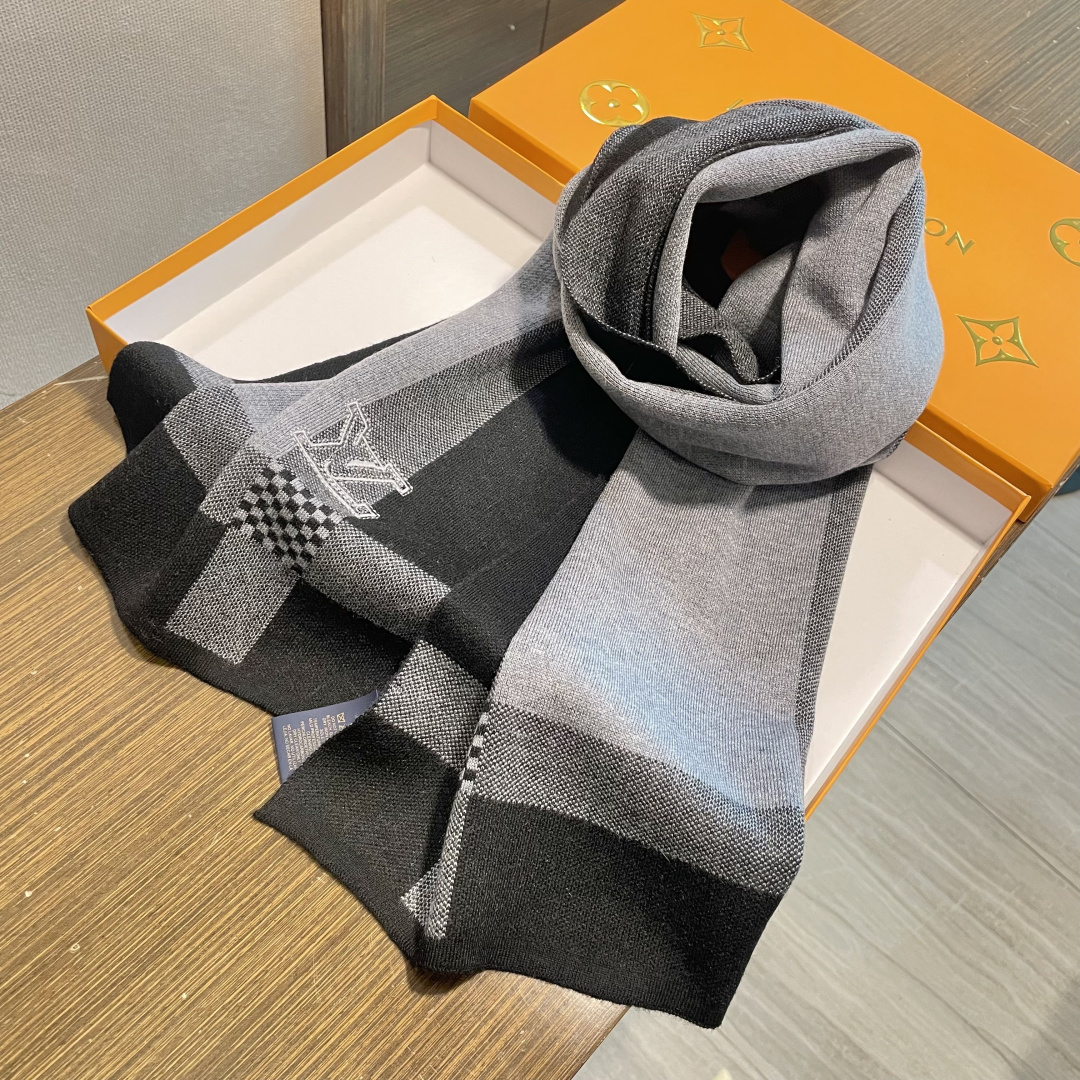 LV同步专柜，高端羊绒针织围巾！】可正式，可随意，这款织法比较难，又很费纱线，双面拼色！工艺难度非常大！