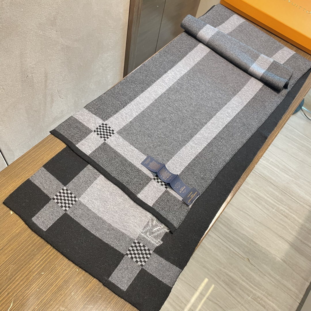 LV同步专柜，高端羊绒针织围巾！】可正式，可随意，这款织法比较难，又很费纱线，双面拼色！工艺难度非常大！