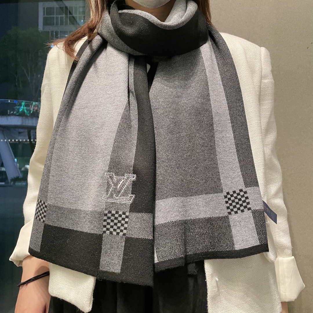 LV同步专柜，高端羊绒针织围巾！】可正式，可随意，这款织法比较难，又很费纱线，双面拼色！工艺难度非常大！