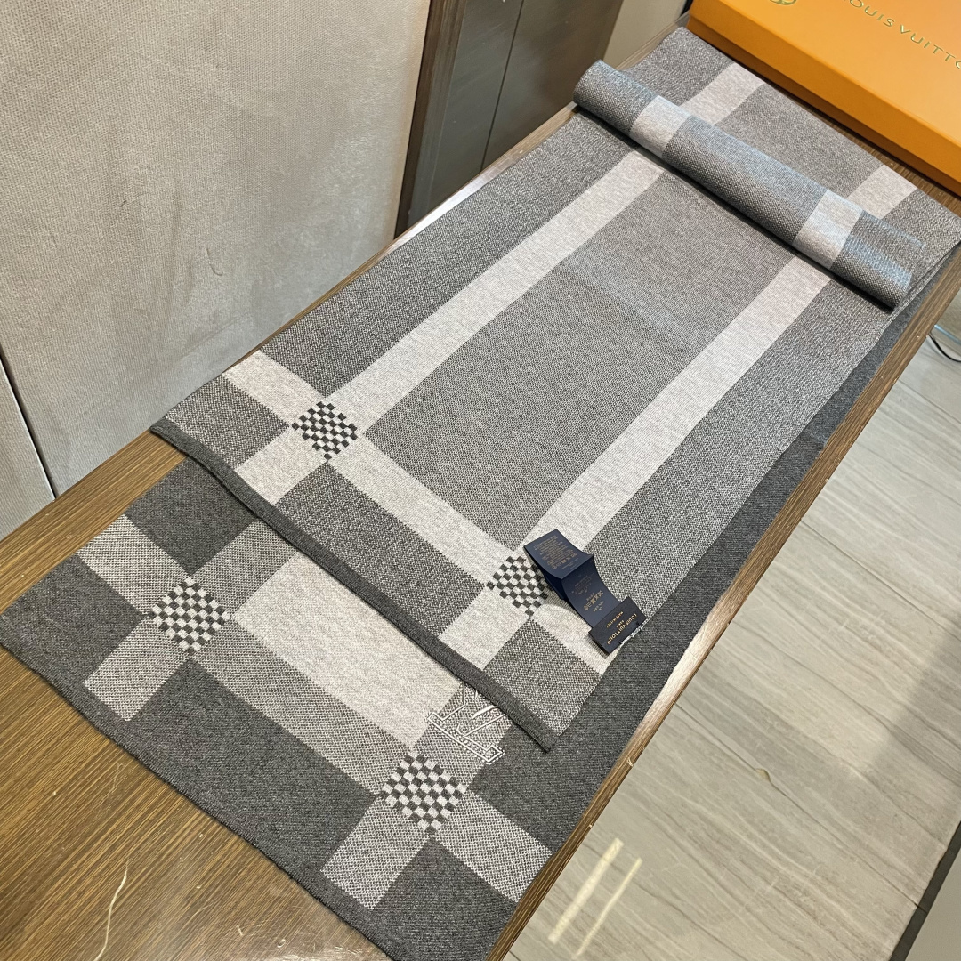 LV同步专柜，高端羊绒针织围巾！】可正式，可随意，这款织法比较难，又很费纱线，双面拼色！工艺难度非常大！