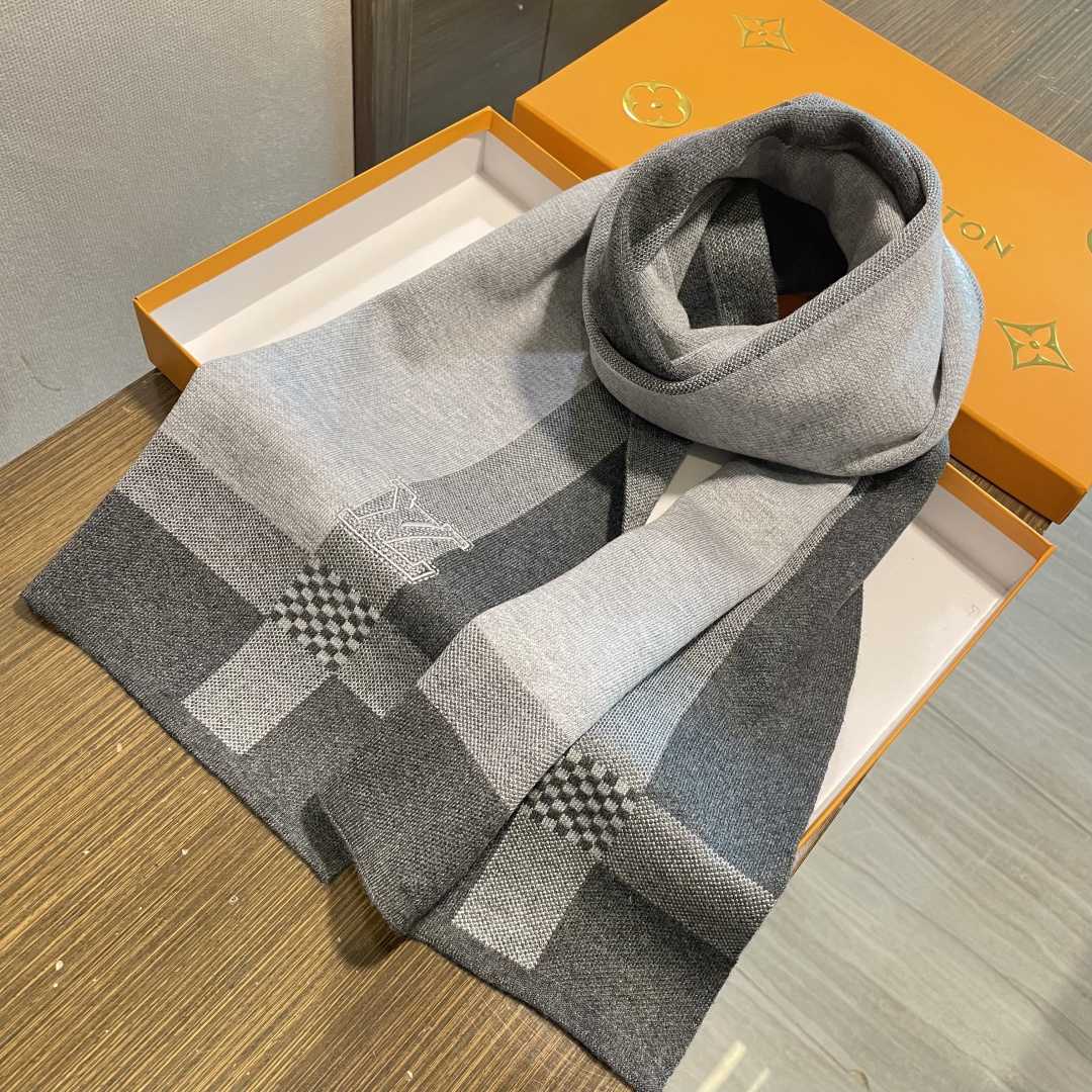 LV同步专柜，高端羊绒针织围巾！】可正式，可随意，这款织法比较难，又很费纱线，双面拼色！工艺难度非常大！