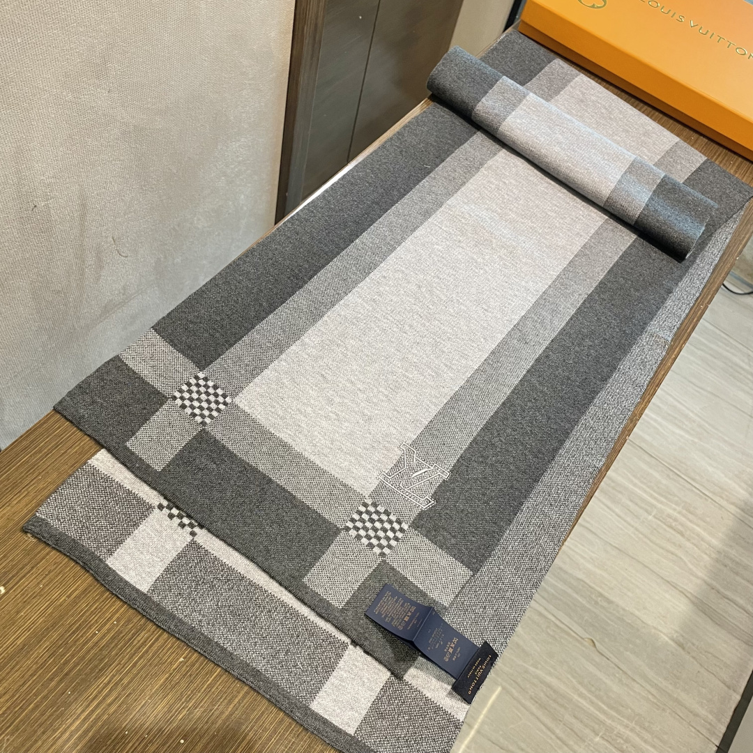 LV同步专柜，高端羊绒针织围巾！】可正式，可随意，这款织法比较难，又很费纱线，双面拼色！工艺难度非常大！