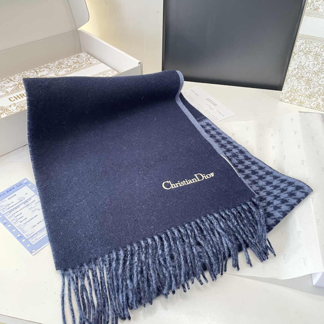 viP推荐👍Gucci2025专柜最新款‼️。爆款哦 😘💍实物真心美 🎀千鸟格双面围巾💓💃🏻无论设计都是