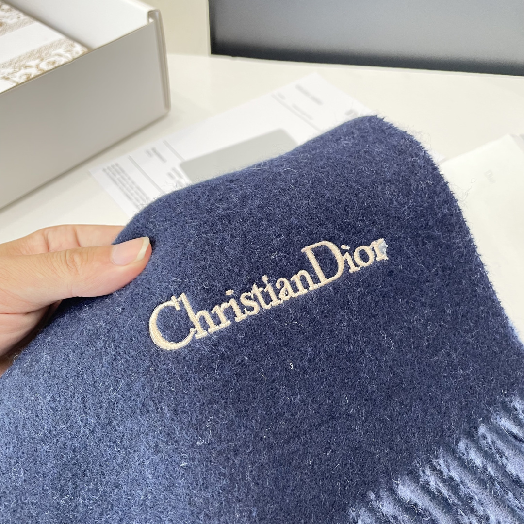 viP推荐👍Gucci2025专柜最新款‼️。爆款哦 😘💍实物真心美 🎀千鸟格双面围巾💓💃🏻无论设计都是