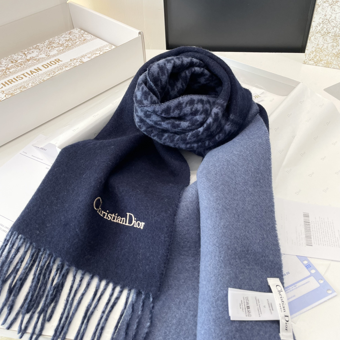 viP推荐👍Gucci2025专柜最新款‼️。爆款哦 😘💍实物真心美 🎀千鸟格双面围巾💓💃🏻无论设计都是