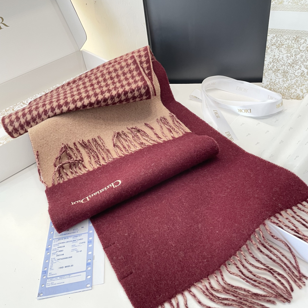 viP推荐👍Gucci2025专柜最新款‼️。爆款哦 😘💍实物真心美 🎀千鸟格双面围巾💓💃🏻无论设计都是