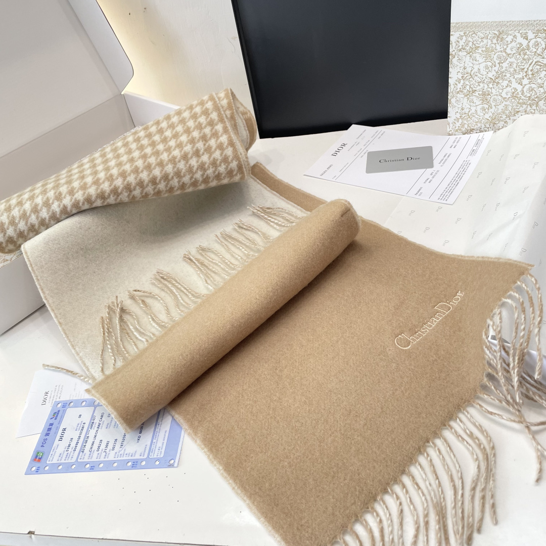 viP推荐👍Gucci2025专柜最新款‼️。爆款哦 😘💍实物真心美 🎀千鸟格双面围巾💓💃🏻无论设计都是