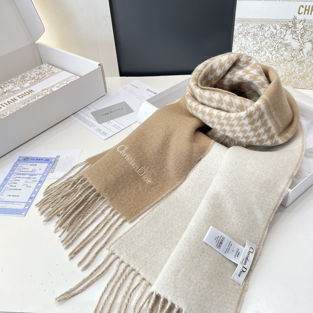 viP推荐👍Gucci2025专柜最新款‼️。爆款哦 😘💍实物真心美 🎀千鸟格双面围巾💓💃🏻无论设计都是