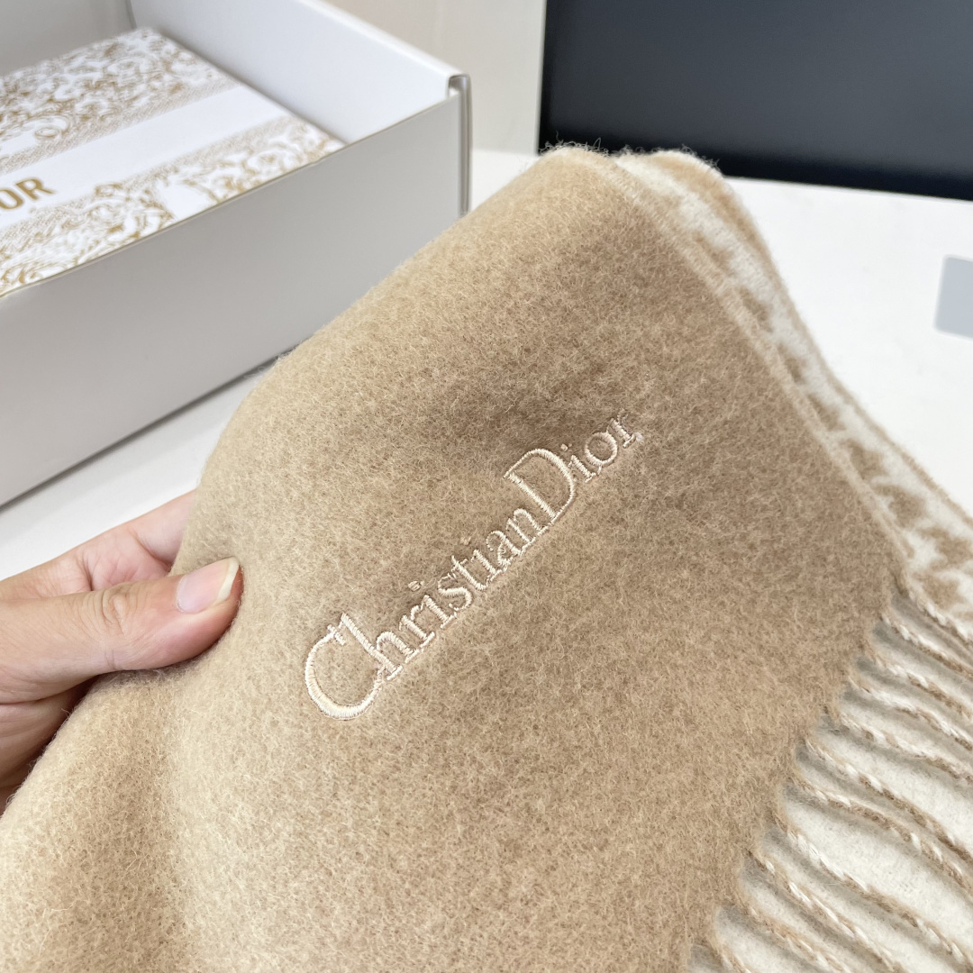 viP推荐👍Gucci2025专柜最新款‼️。爆款哦 😘💍实物真心美 🎀千鸟格双面围巾💓💃🏻无论设计都是