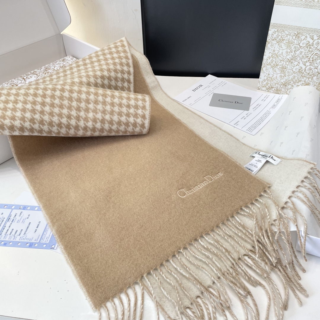 viP推荐👍Gucci2025专柜最新款‼️。爆款哦 😘💍实物真心美 🎀千鸟格双面围巾💓💃🏻无论设计都是