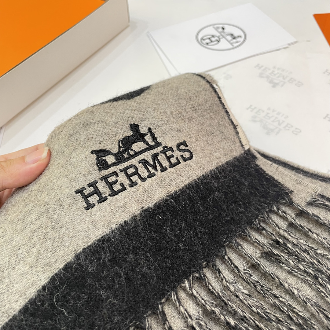 上新 爱马仕男 女款围巾且买且珍惜😍~都是出口订单所以比较难遇❤️东西讲究少而精😍好看的一定要收😎这款H