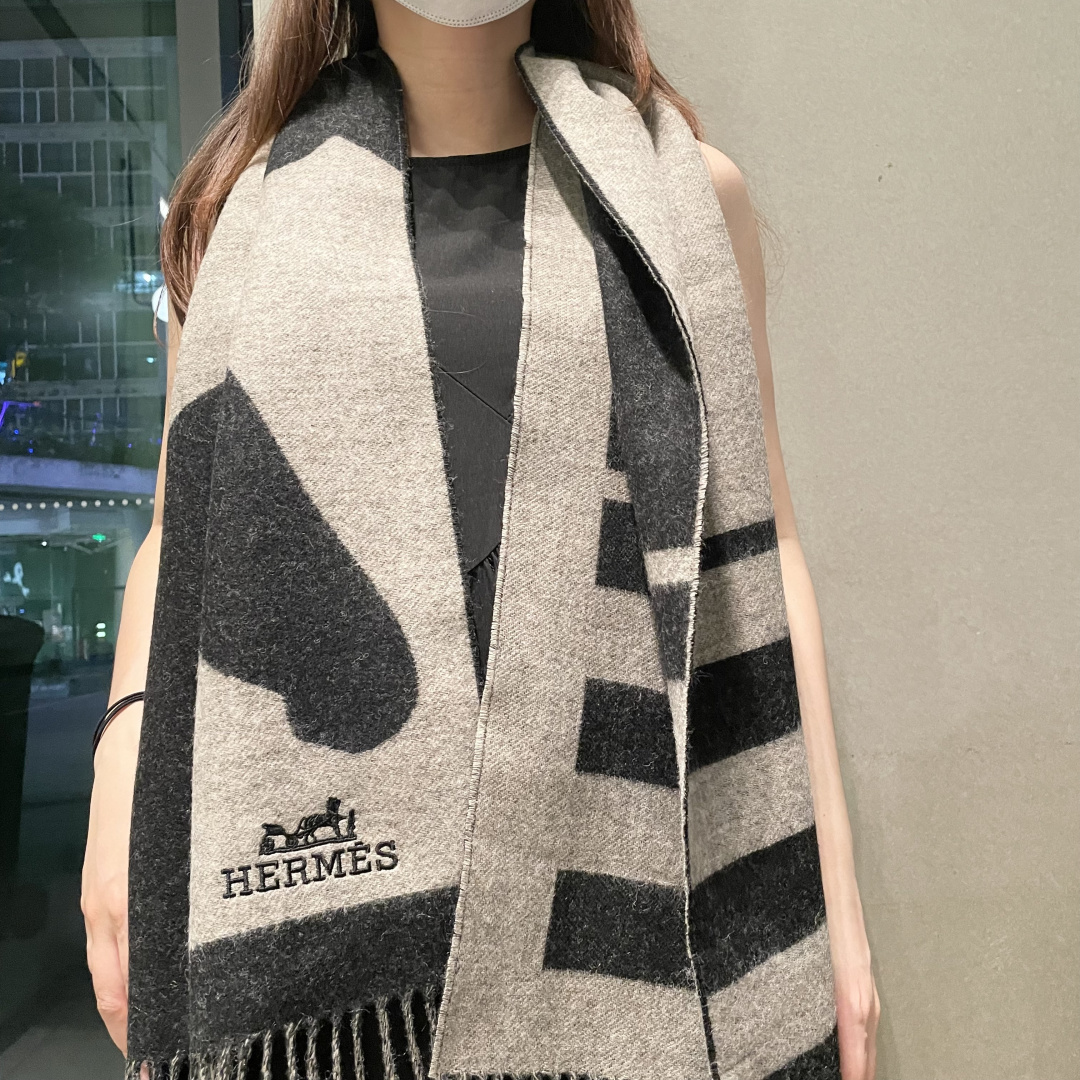 上新 爱马仕男 女款围巾且买且珍惜😍~都是出口订单所以比较难遇❤️东西讲究少而精😍好看的一定要收😎这款H