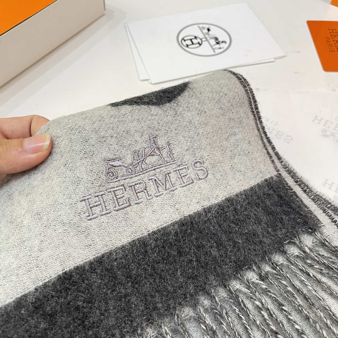 上新 爱马仕男 女款围巾且买且珍惜😍~都是出口订单所以比较难遇❤️东西讲究少而精😍好看的一定要收😎这款H