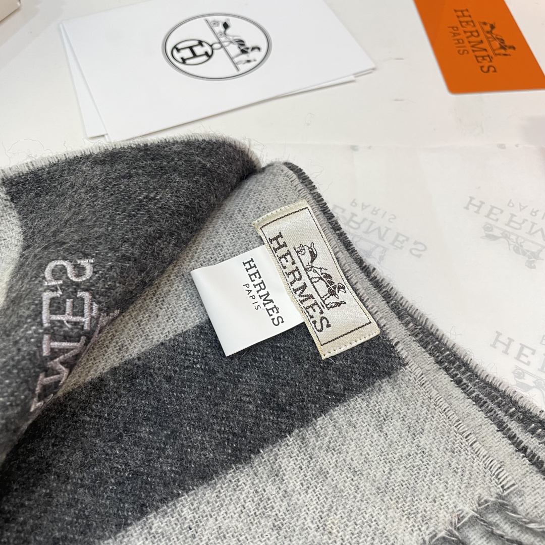 上新 爱马仕男 女款围巾且买且珍惜😍~都是出口订单所以比较难遇❤️东西讲究少而精😍好看的一定要收😎这款H