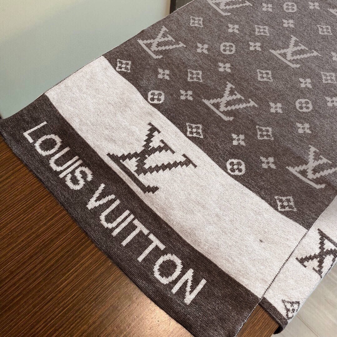 LV同步专柜，高端羊绒针织围巾！】可正式，可随意，这款织法比较难，又很费纱线，双面拼色！工艺难度非常大！