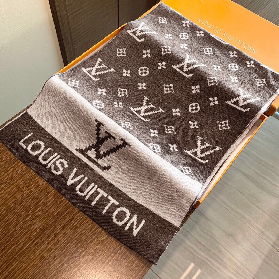 LV同步专柜，高端羊绒针织围巾！】可正式，可随意，这款织法比较难，又很费纱线，双面拼色！工艺难度非常大！