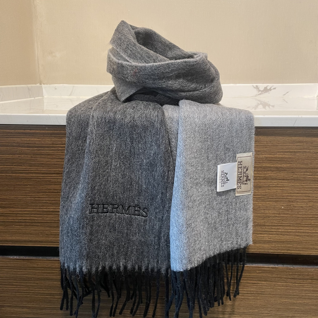 新色到❤️ 怒推走量双面爱马仕新款🎊重磅推荐🎊官网最新款💥 100%顶级山羊绒材质。非常保暖👑 柔软亲肤