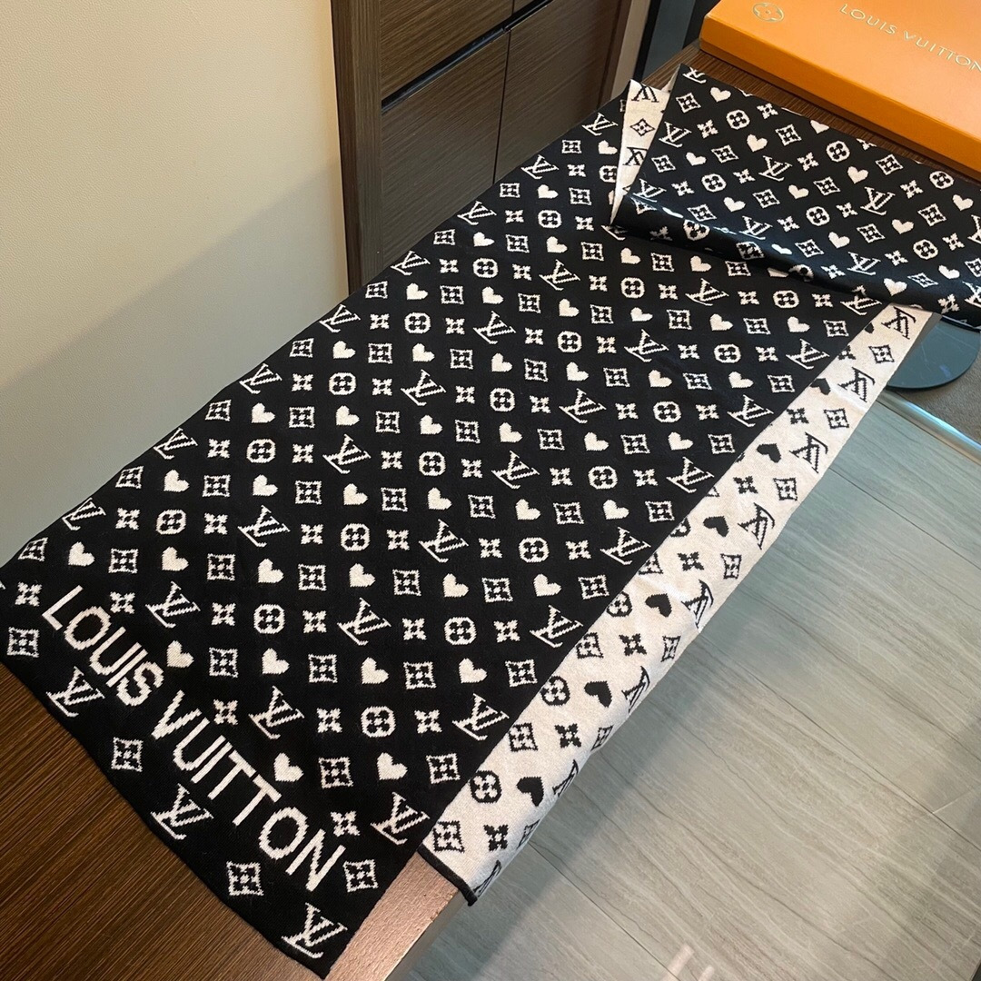 怒推走量新款🎊重磅推荐🎊LV2025 官网最新款💥 针织羊绒材质。非常保暖👑 柔软亲肤，不扎脖😍经典素色