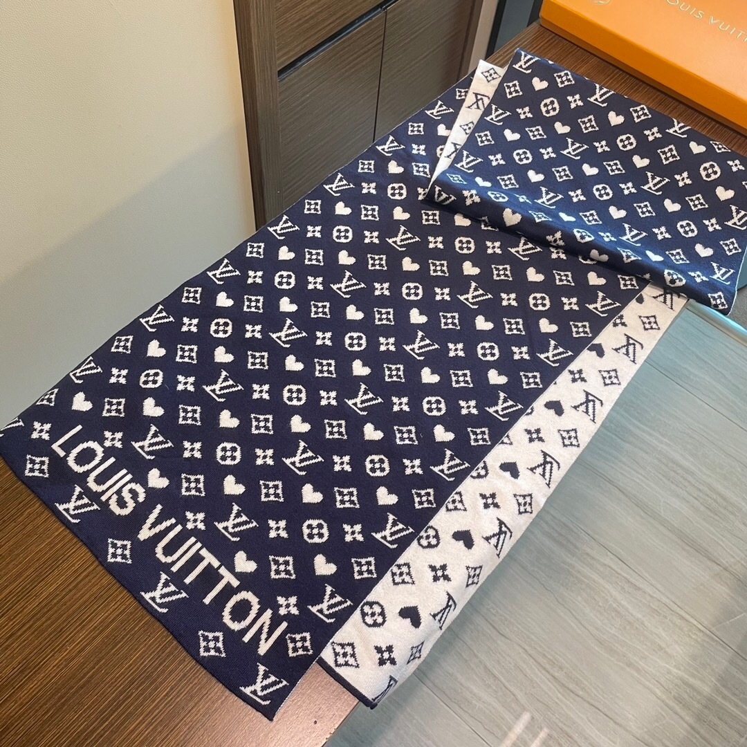 怒推走量新款🎊重磅推荐🎊LV2025 官网最新款💥 针织羊绒材质。非常保暖👑 柔软亲肤，不扎脖😍经典素色