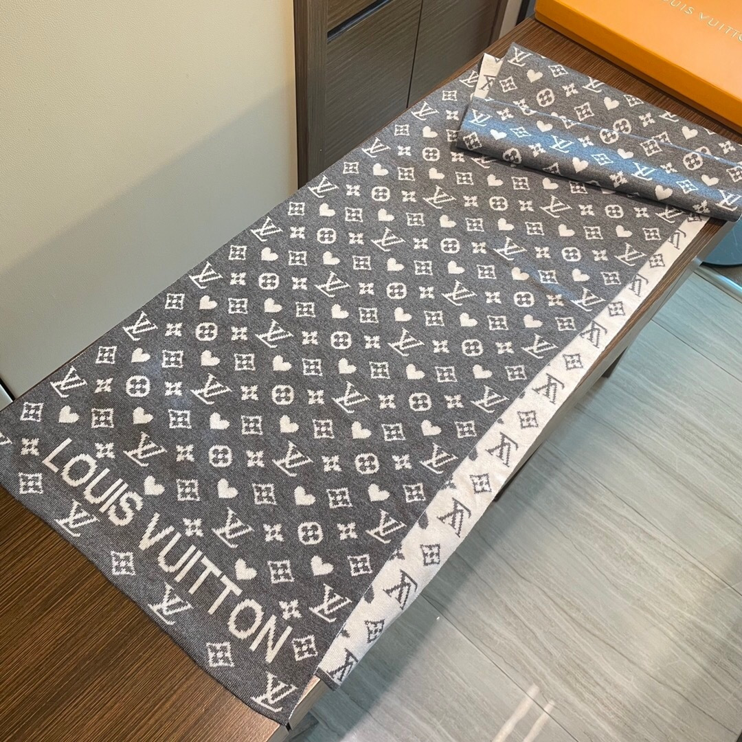 怒推走量新款🎊重磅推荐🎊LV2025 官网最新款💥 针织羊绒材质。非常保暖👑 柔软亲肤，不扎脖😍经典素色