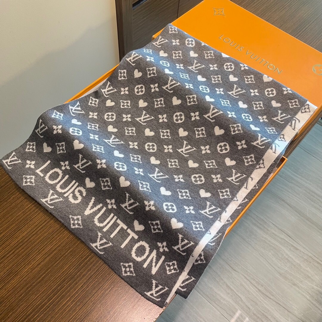 怒推走量新款🎊重磅推荐🎊LV2025 官网最新款💥 针织羊绒材质。非常保暖👑 柔软亲肤，不扎脖😍经典素色