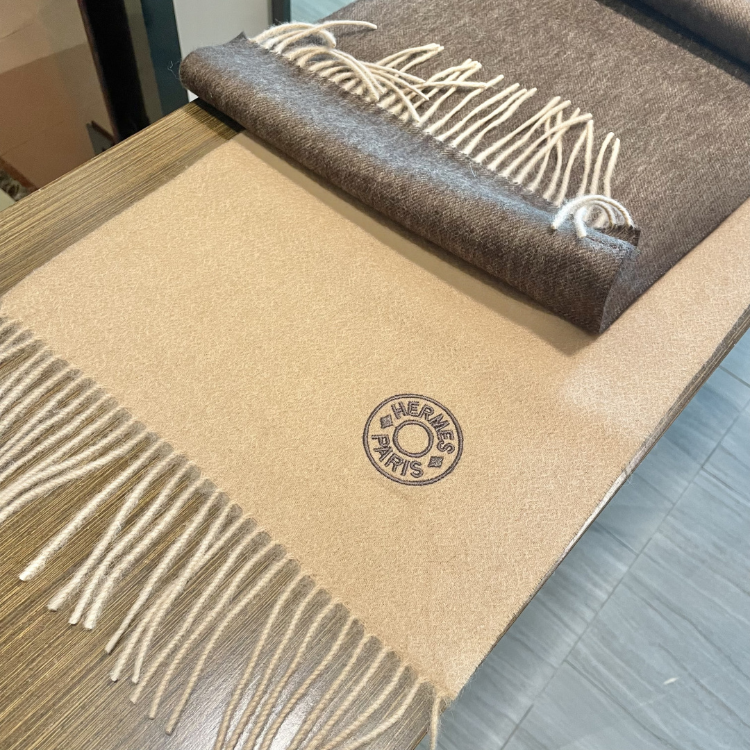 爱马仕渐变色👍通用双面羊绒围巾。代工厂臻选上乘的超细羊绒纤维 进行纯手工精梳处理 耗时耗力 再以清泉水浸