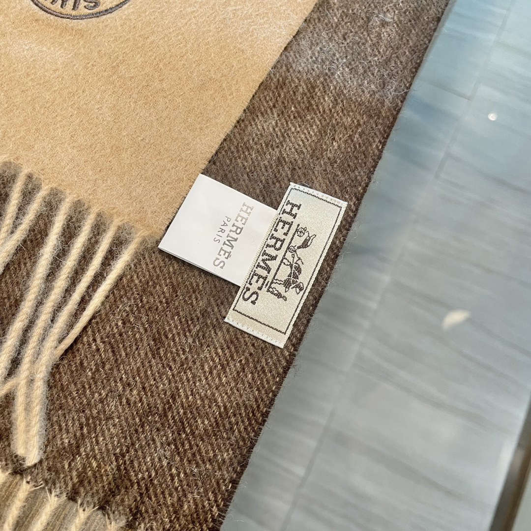 爱马仕渐变色👍通用双面羊绒围巾。代工厂臻选上乘的超细羊绒纤维 进行纯手工精梳处理 耗时耗力 再以清泉水浸