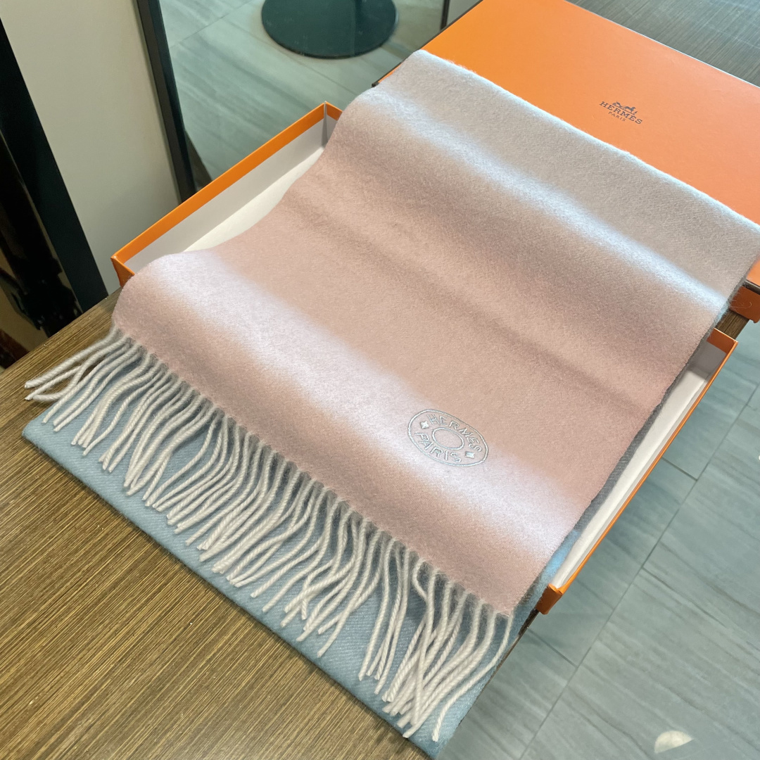 爱马仕渐变色👍通用双面羊绒围巾。代工厂臻选上乘的超细羊绒纤维 进行纯手工精梳处理 耗时耗力 再以清泉水浸