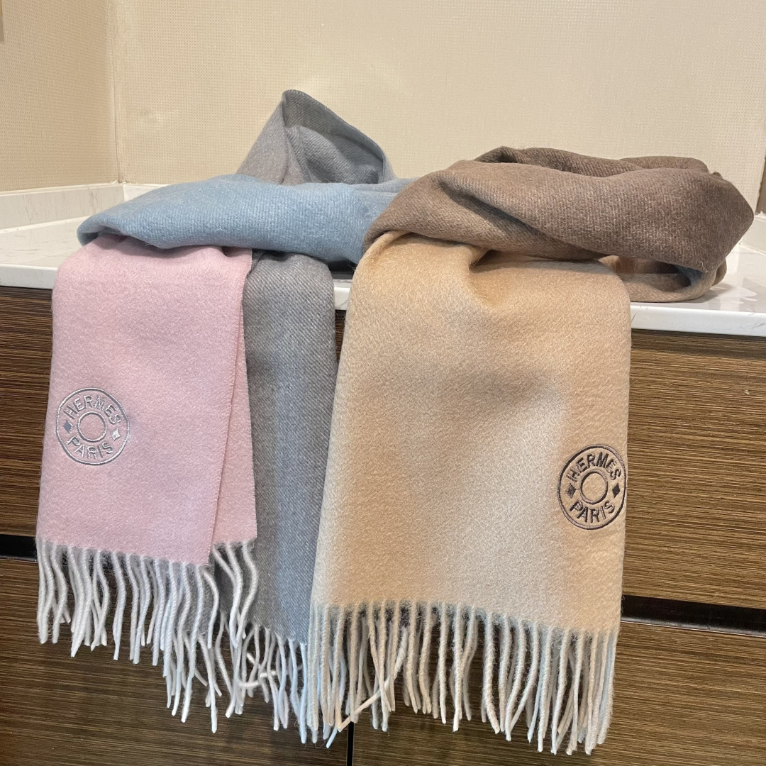 爱马仕渐变色👍通用双面羊绒围巾。代工厂臻选上乘的超细羊绒纤维 进行纯手工精梳处理 耗时耗力 再以清泉水浸