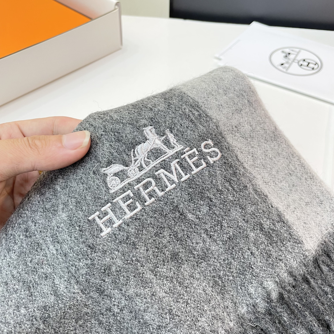 爆款推荐⚠️爱马仕好看到尖叫‼️顶级山羊绒款☀☁️‼️💯非常赞的情侣款围巾💟💟💟此款是专柜限量款👍💋顶级