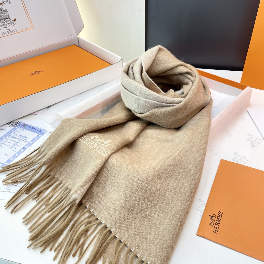 爆款推荐⚠️爱马仕好看到尖叫‼️顶级山羊绒款☀☁️‼️💯非常赞的情侣款围巾💟💟💟此款是专柜限量款👍💋顶级