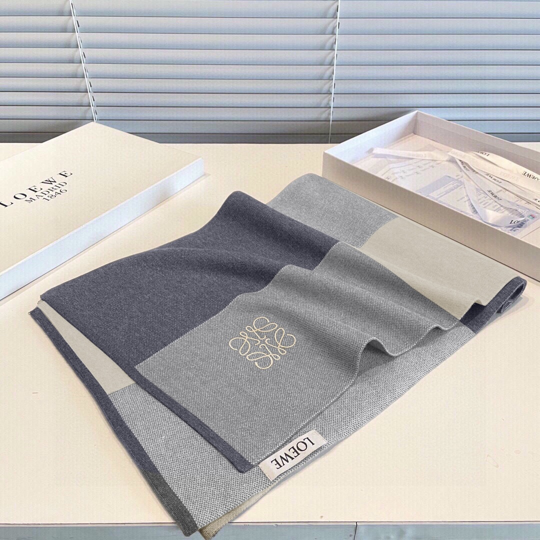 难得的高端男款，家属福利‼️LOEWE刺绣🪡非常正的男士围巾~面料大爱，非常柔软细腻舒服‼️大气简约，超