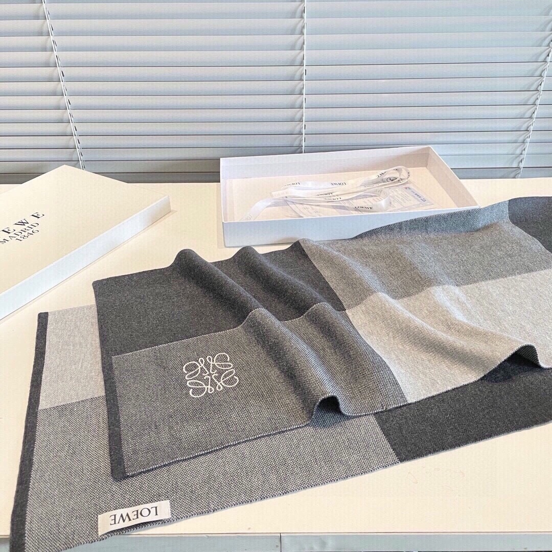 难得的高端男款，家属福利‼️LOEWE刺绣🪡非常正的男士围巾~面料大爱，非常柔软细腻舒服‼️大气简约，超