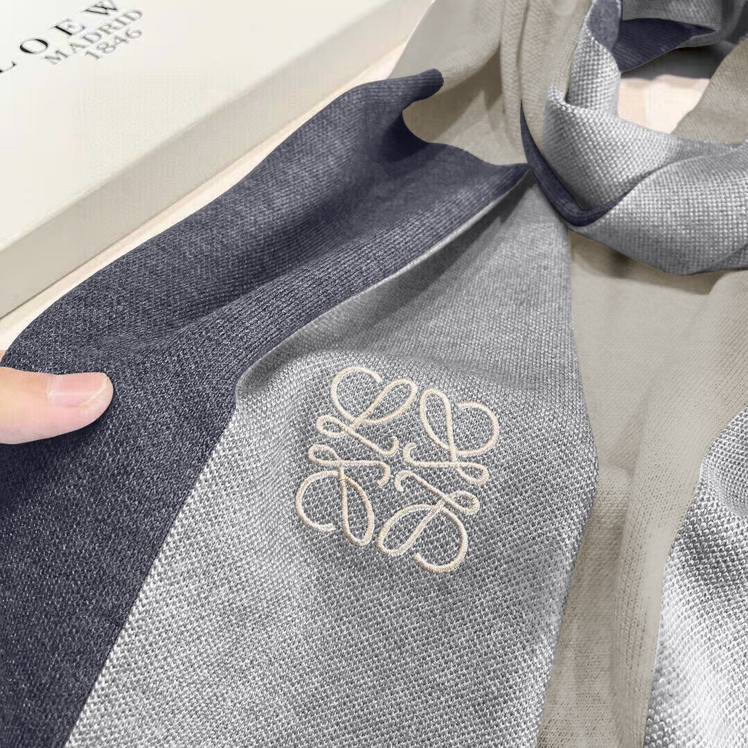 难得的高端男款，家属福利‼️LOEWE刺绣🪡非常正的男士围巾~面料大爱，非常柔软细腻舒服‼️大气简约，超