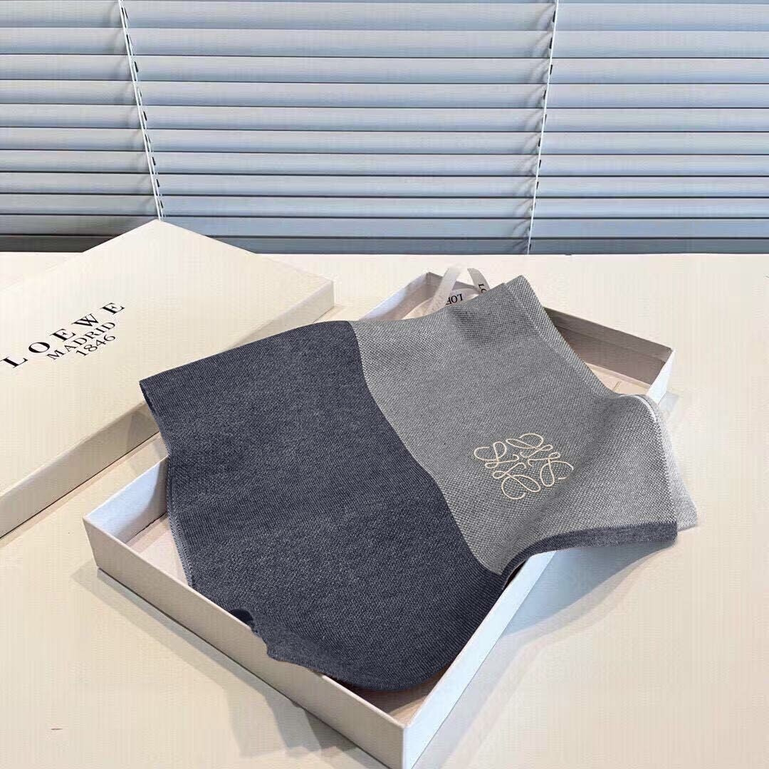 难得的高端男款，家属福利‼️LOEWE刺绣🪡非常正的男士围巾~面料大爱，非常柔软细腻舒服‼️大气简约，超