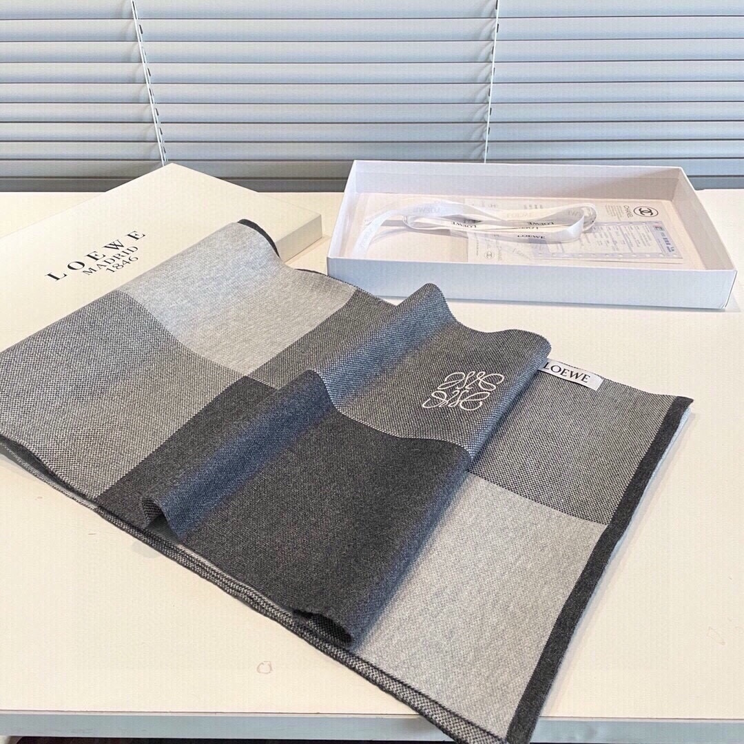 难得的高端男款，家属福利‼️LOEWE刺绣🪡非常正的男士围巾~面料大爱，非常柔软细腻舒服‼️大气简约，超