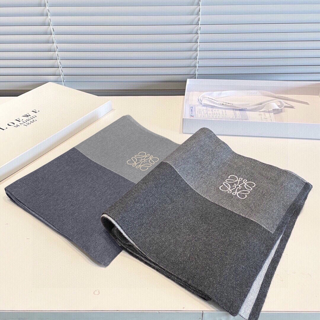 难得的高端男款，家属福利‼️LOEWE刺绣🪡非常正的男士围巾~面料大爱，非常柔软细腻舒服‼️大气简约，超
