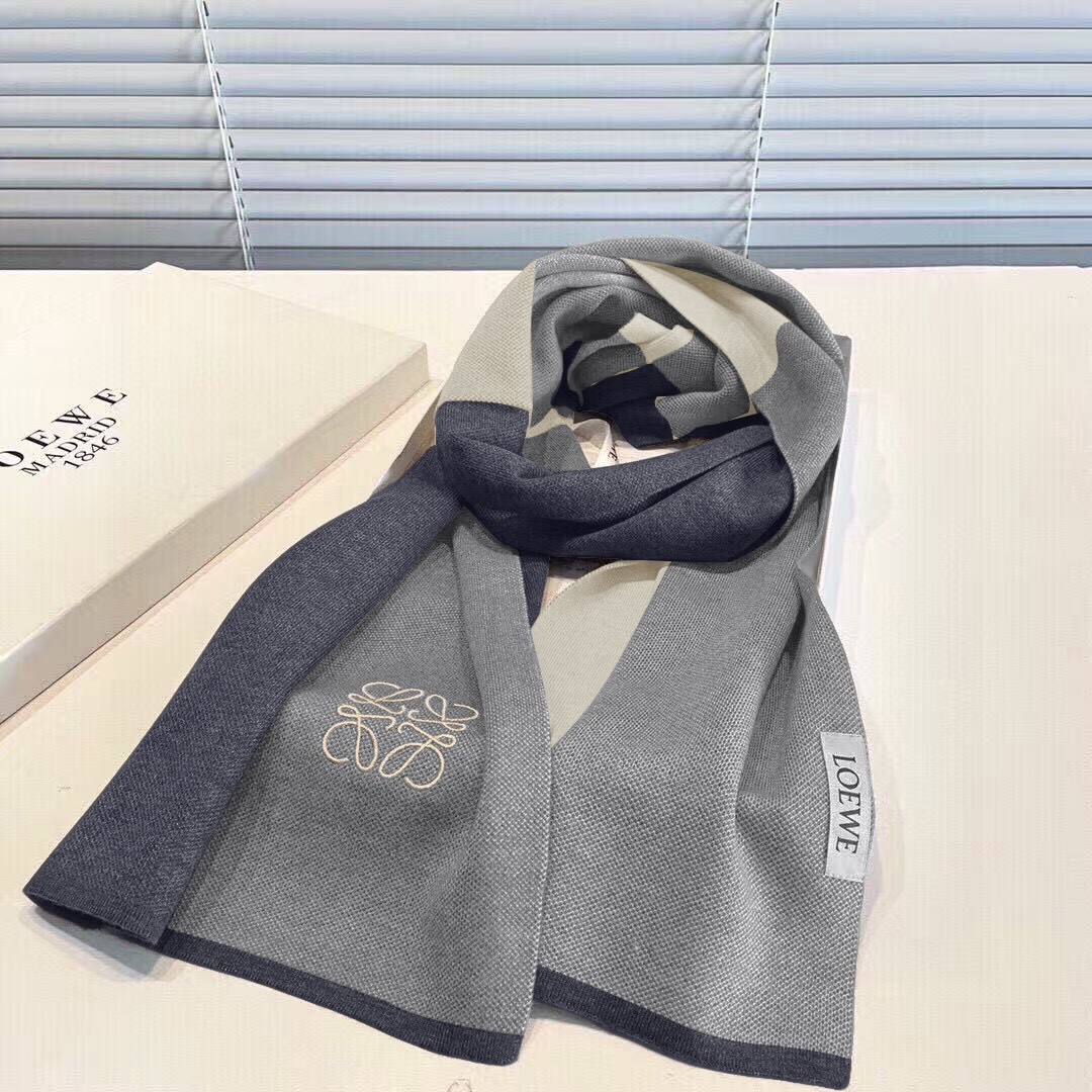 难得的高端男款，家属福利‼️LOEWE刺绣🪡非常正的男士围巾~面料大爱，非常柔软细腻舒服‼️大气简约，超