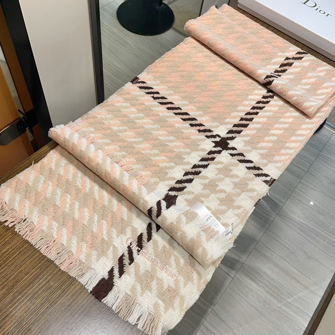 Dior （迪奥）爆款继续！明星同款新千鸟格围巾 ，经典配色永远不会过时，而且超百搭。超级好看！！果断自