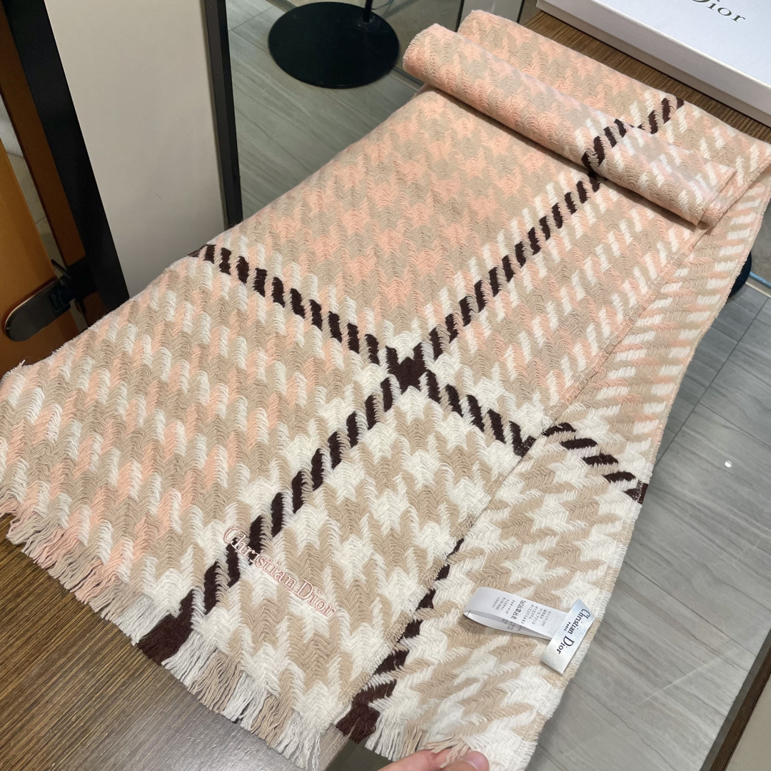 Dior （迪奥）爆款继续！明星同款新千鸟格围巾 ，经典配色永远不会过时，而且超百搭。超级好看！！果断自