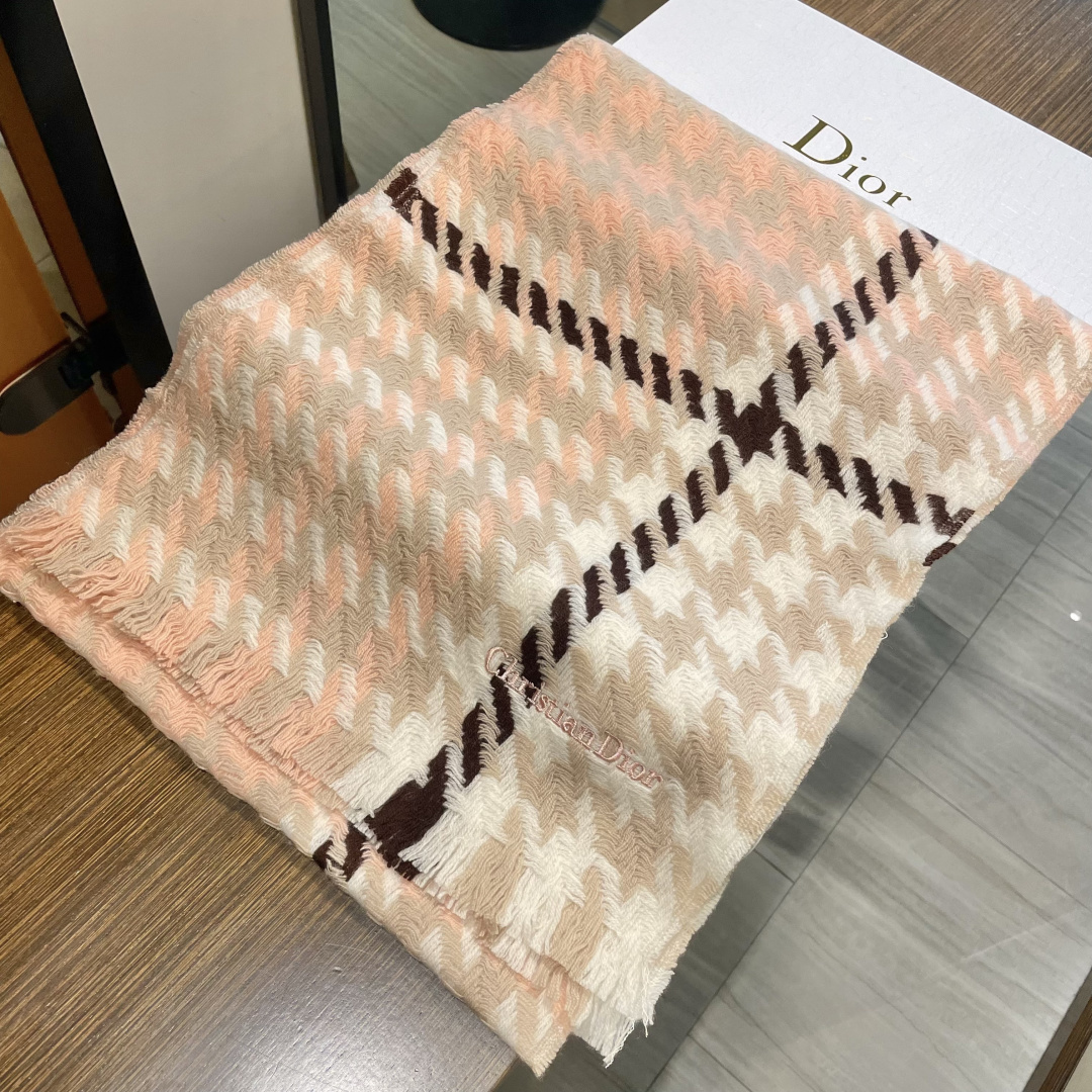 Dior （迪奥）爆款继续！明星同款新千鸟格围巾 ，经典配色永远不会过时，而且超百搭。超级好看！！果断自
