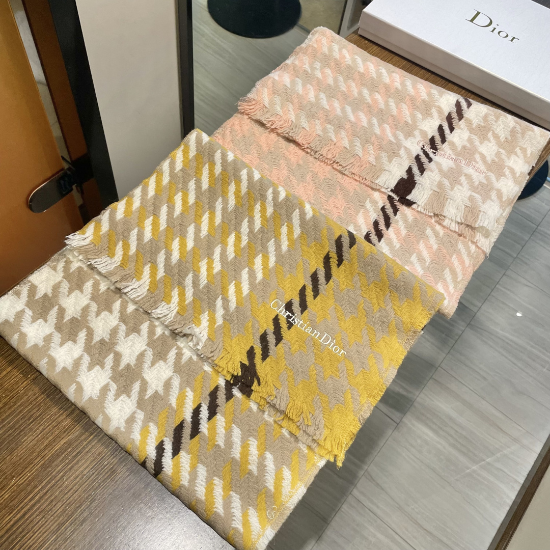 Dior （迪奥）爆款继续！明星同款新千鸟格围巾 ，经典配色永远不会过时，而且超百搭。超级好看！！果断自