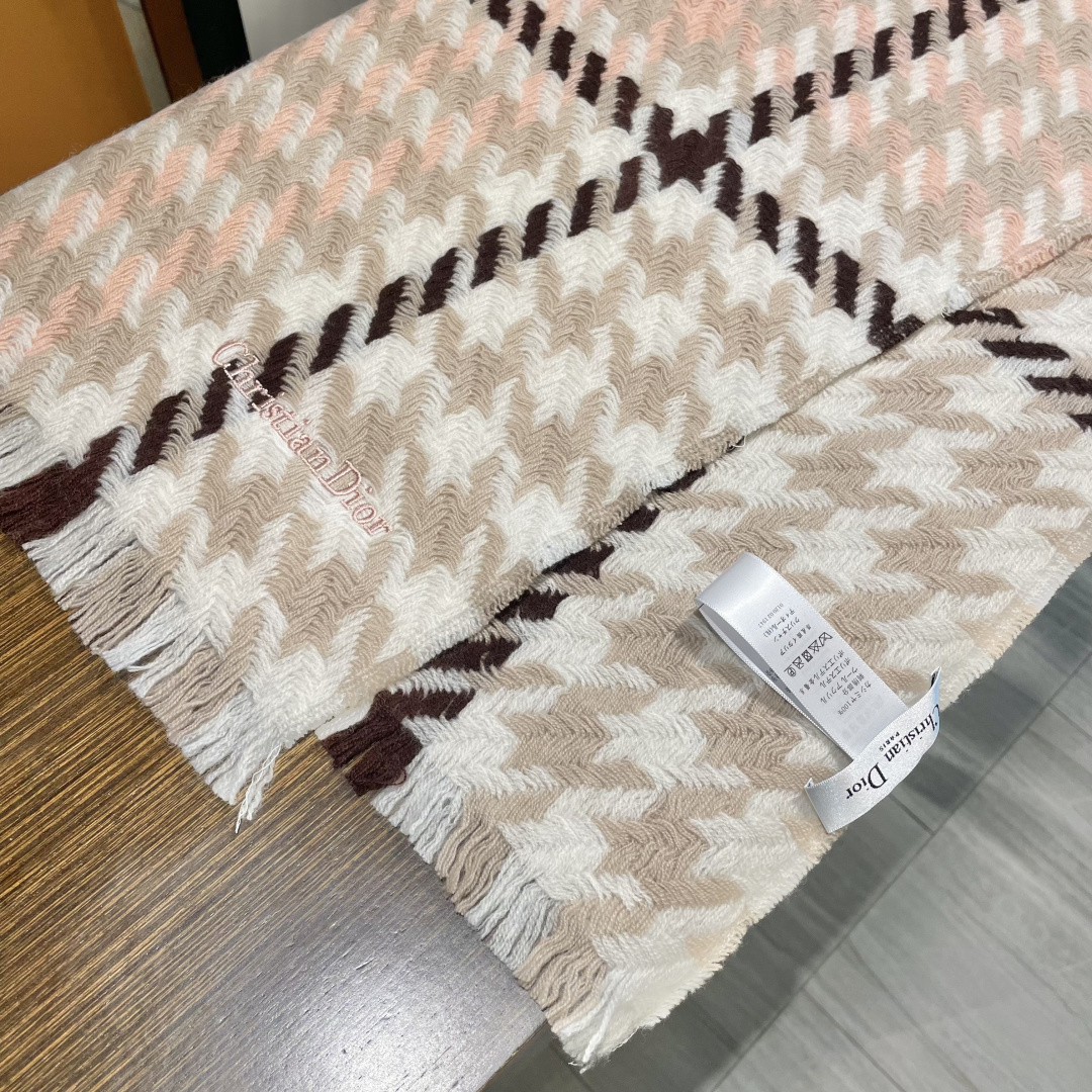 Dior （迪奥）爆款继续！明星同款新千鸟格围巾 ，经典配色永远不会过时，而且超百搭。超级好看！！果断自