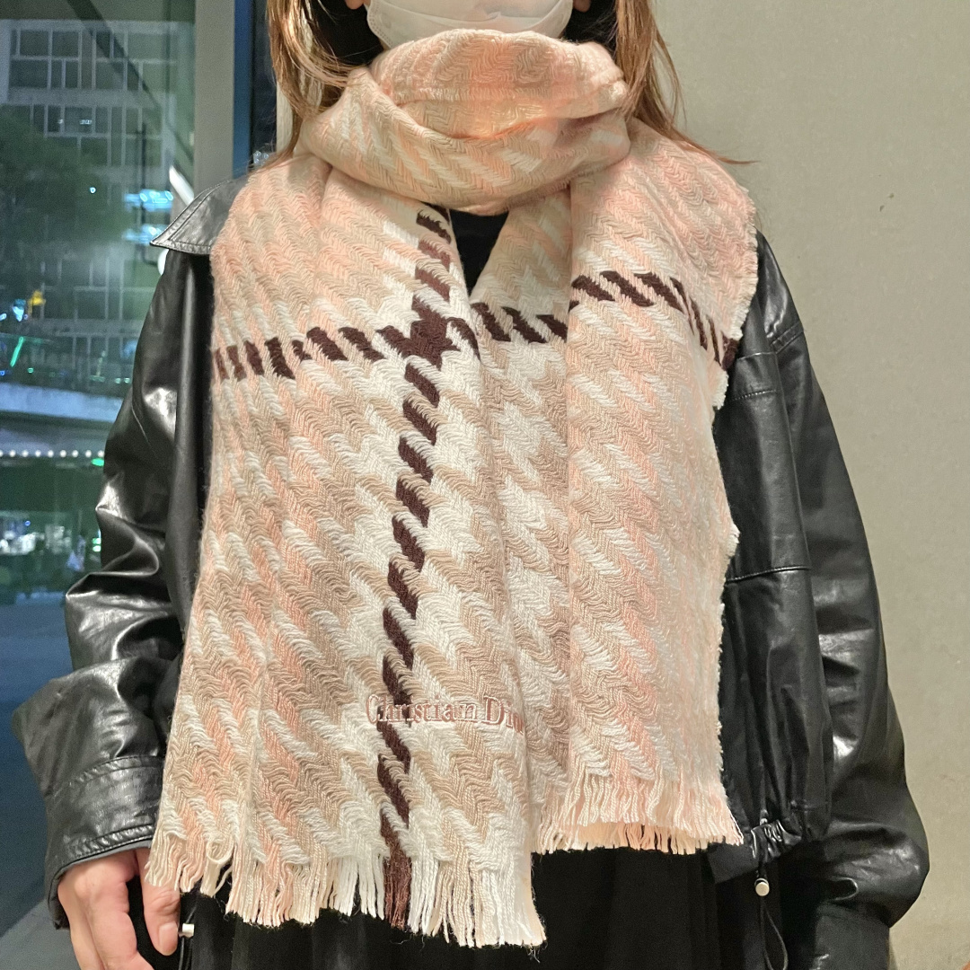 Dior （迪奥）爆款继续！明星同款新千鸟格围巾 ，经典配色永远不会过时，而且超百搭。超级好看！！果断自