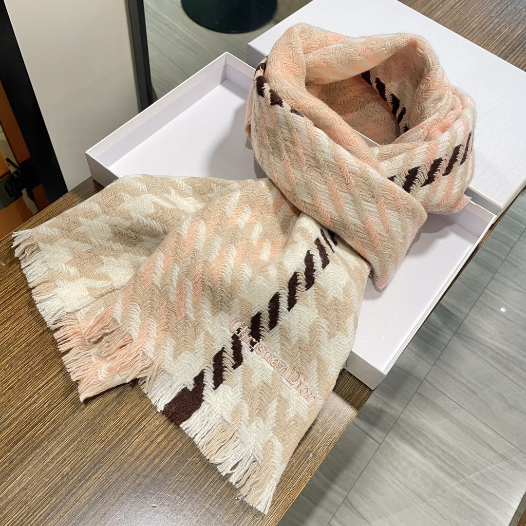Dior （迪奥）爆款继续！明星同款新千鸟格围巾 ，经典配色永远不会过时，而且超百搭。超级好看！！果断自