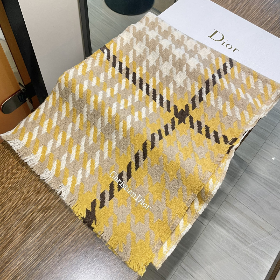 Dior （迪奥）爆款继续！明星同款新千鸟格围巾 ，经典配色永远不会过时，而且超百搭。超级好看！！果断自