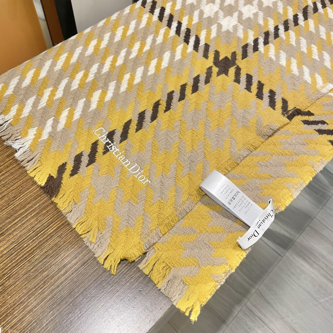 Dior （迪奥）爆款继续！明星同款新千鸟格围巾 ，经典配色永远不会过时，而且超百搭。超级好看！！果断自