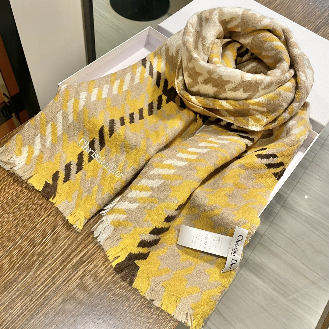 Dior （迪奥）爆款继续！明星同款新千鸟格围巾 ，经典配色永远不会过时，而且超百搭。超级好看！！果断自