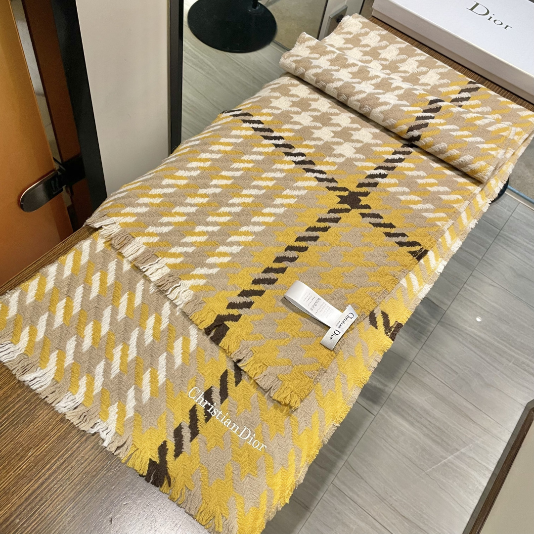 Dior （迪奥）爆款继续！明星同款新千鸟格围巾 ，经典配色永远不会过时，而且超百搭。超级好看！！果断自